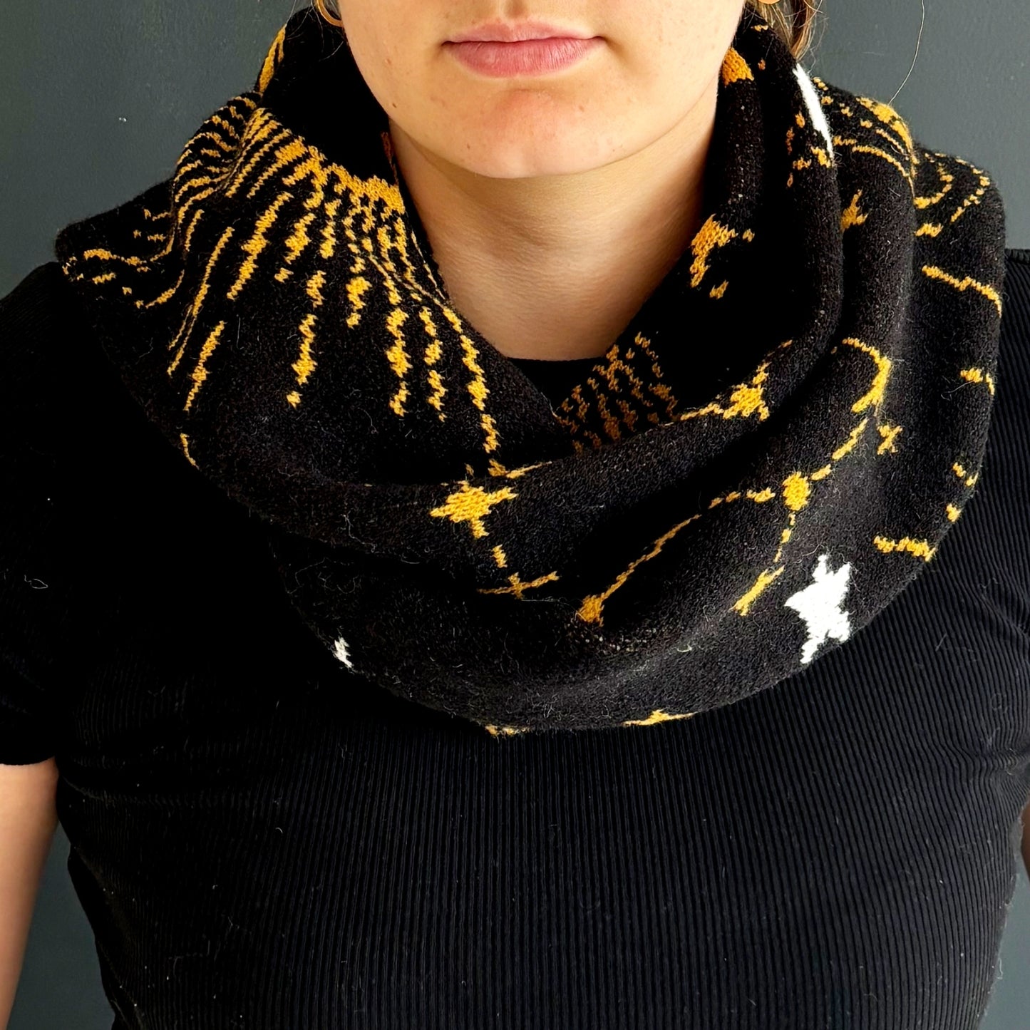 House of Disaster-After Dark-Sjaal-Zwart