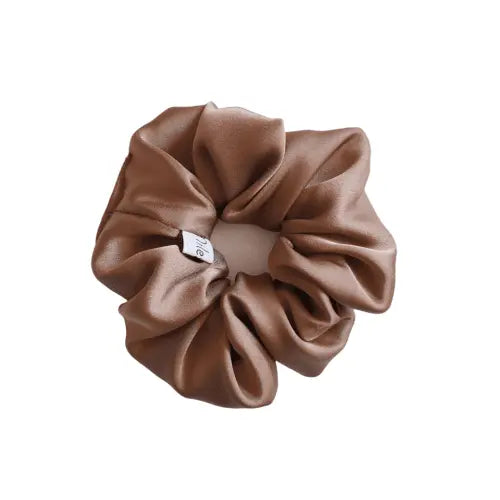 Scrunchie Satijn melkchocolade bruin HANDGEMAAKT