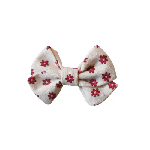 Kleine strik in crèmekleur met rode bloemenborduursel