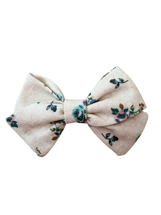 Middelgrote ecru strik met bloemen HANDGEMAAKT